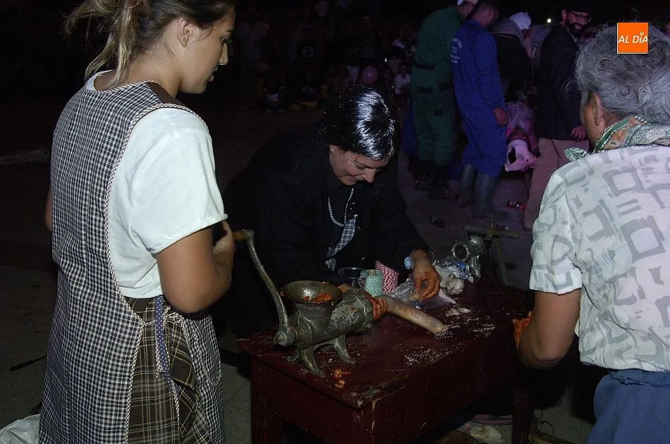 Foto 3 - Variado concurso de disfraces en Villar de Ciervo, que incluy&oacute; hasta una &lsquo;matanza&rsquo; en vivo y...