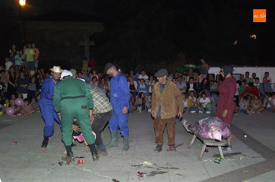 Foto 4 - Variado concurso de disfraces en Villar de Ciervo, que incluy&oacute; hasta una &lsquo;matanza&rsquo; en vivo y...