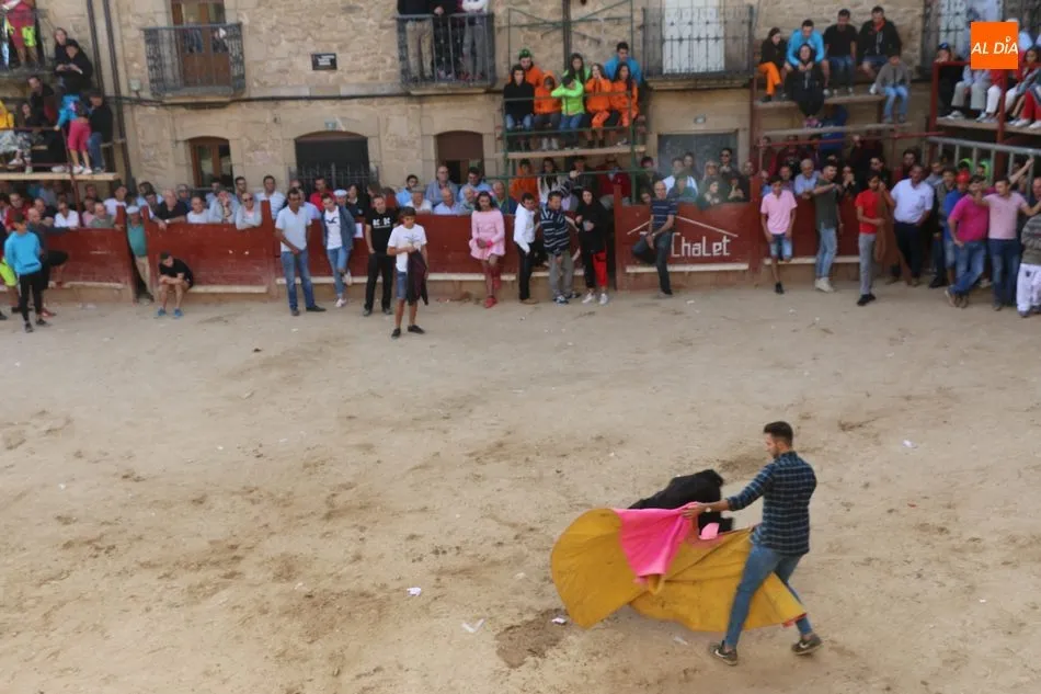 Foto 5 - Las pe&ntilde;as animan un vibrante primer encierro en Aldead&aacute;vila  