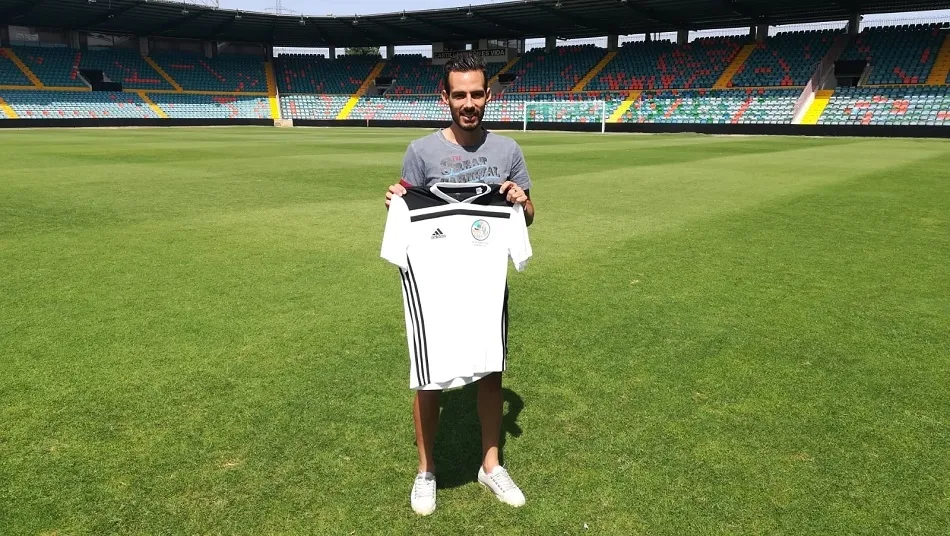 Manu Molina posa con la camiseta del Salamanca UDS en el Helmántico. Foto: RFG