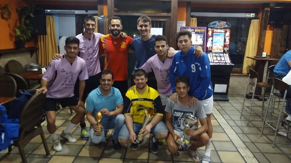 El equipo, patrocinado por el Bar El retiro, muestra orgulloso sus trofeos