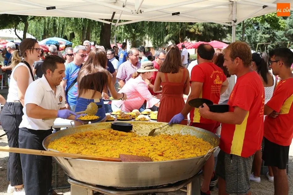 Los cocineros y las peñas Descontrólate y Las Revoltosas reparten la paella