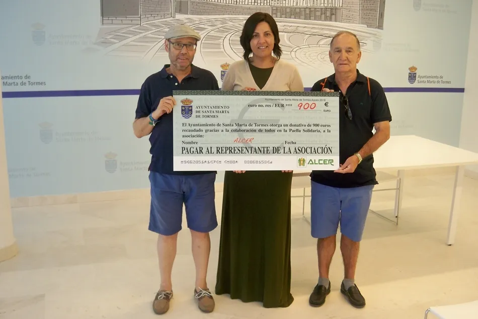 La concejala de Festejos, Silvia González, y los representantes de Alcer Salamanca con el cheque solidario