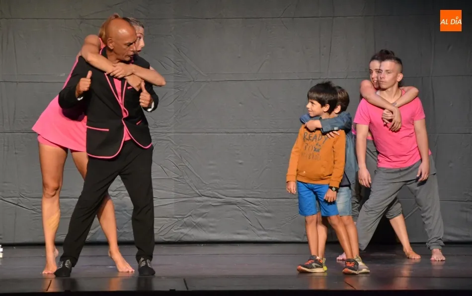 El Ballet Contemporáneo de Burgos repasa estilos de baile con la participación del público  