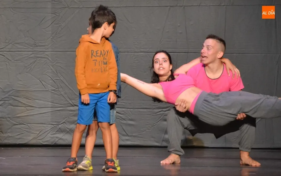 Foto 7 - El Ballet Contempor&aacute;neo de Burgos repasa estilos de baile con la participaci&oacute;n del p&uacute;blico  