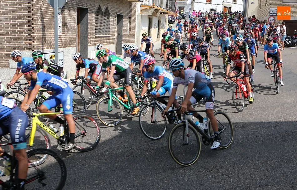 El pelotón ha partido desde Ledrada en salida neutralizada