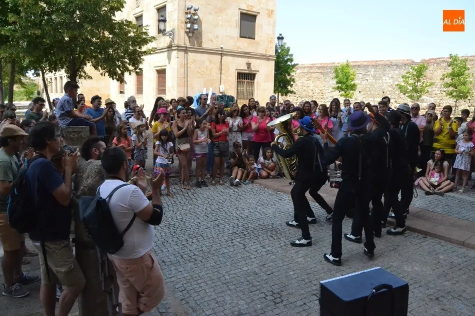 Foto 4 - Unos mimos musicales de Portugal le dan a las calles aroma a Nueva Orleans con toques circenses  