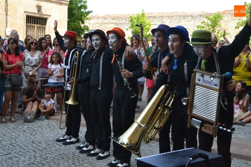 Foto 3 - Unos mimos musicales de Portugal le dan a las calles aroma a Nueva Orleans con toques circenses  