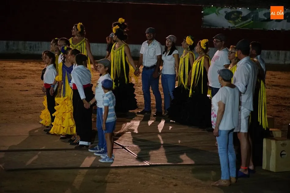 Foto 7 - Los vecinos disfrutan con los aires flamencos de &lsquo;Viento del sur&rsquo;