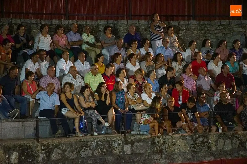 Foto 6 - Los vecinos disfrutan con los aires flamencos de &lsquo;Viento del sur&rsquo;