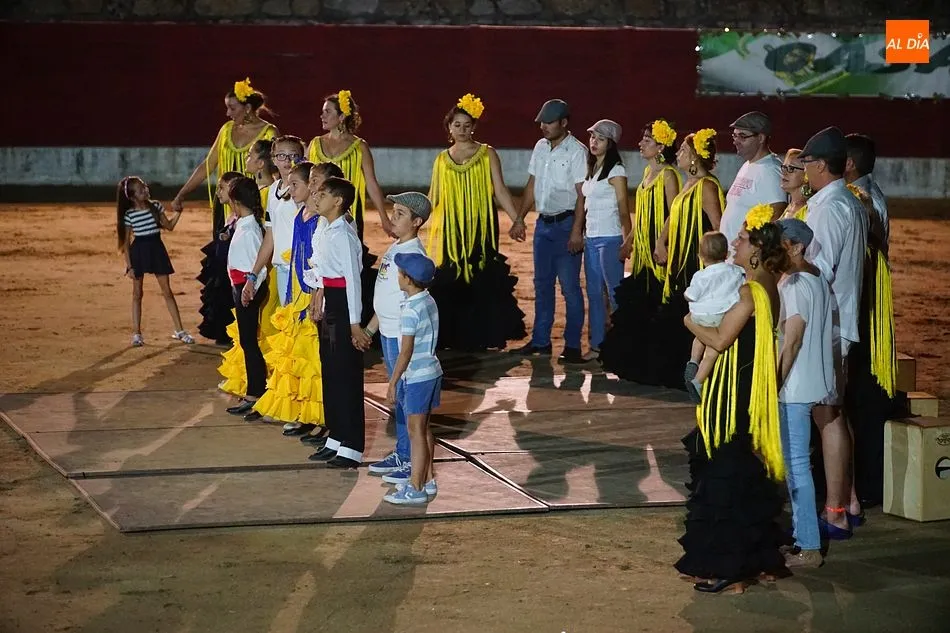 Foto 3 - Los vecinos disfrutan con los aires flamencos de &lsquo;Viento del sur&rsquo;