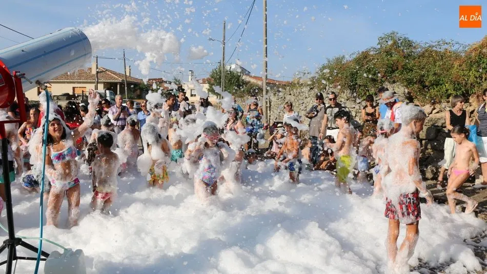 Los más pequeños de Villavieja disfrutaban hoy con la fiesta de la espuma y un tobogán gigante / CORRAL