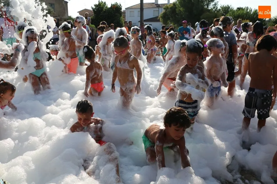 Foto 3 - La fiesta de la espuma y el tobog&aacute;n gigante triunfan entre los m&aacute;s peque&ntilde;os  