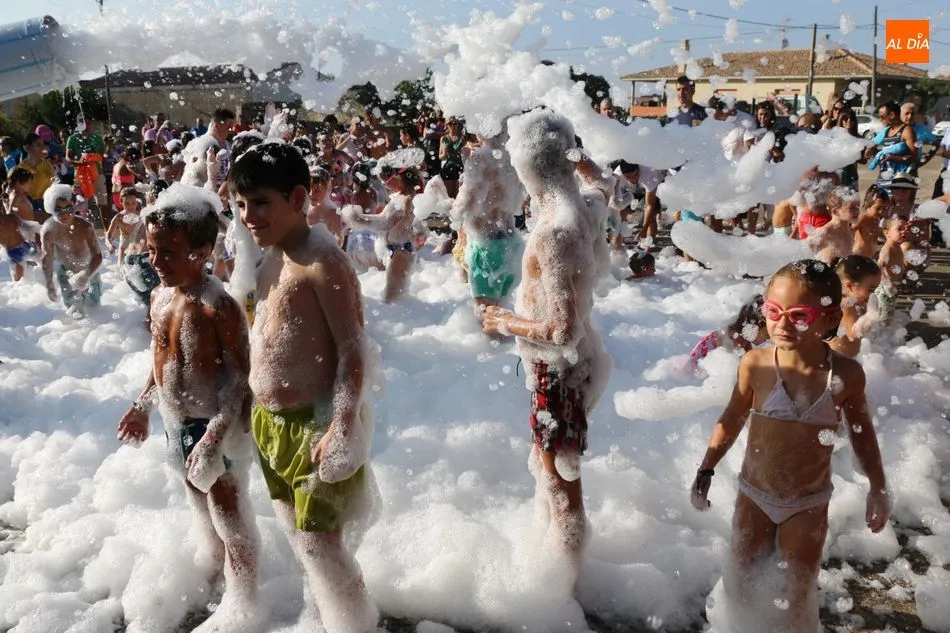 Foto 2 - La fiesta de la espuma y el tobog&aacute;n gigante triunfan entre los m&aacute;s peque&ntilde;os  