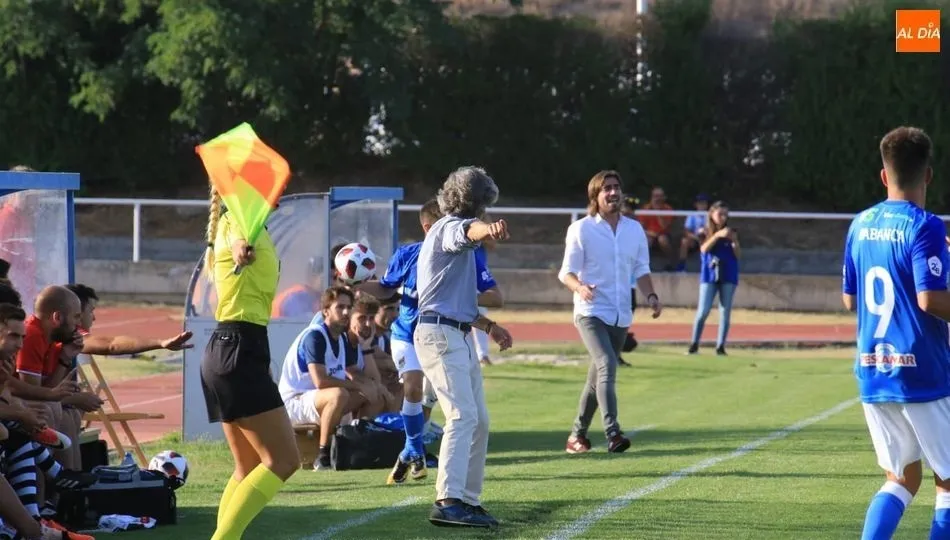 Aguirre da instrucciones durante el encuentro. Foto: Alberto Martín