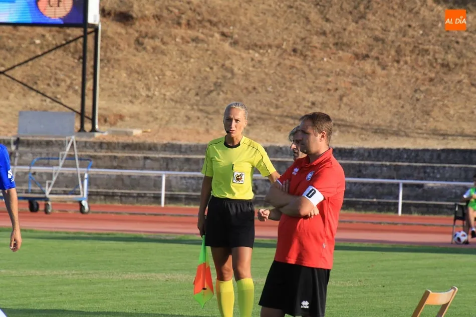 Foto 10 - Unionistas aterriza en Segunda B con victoria ante el Pontevedra (1-0)