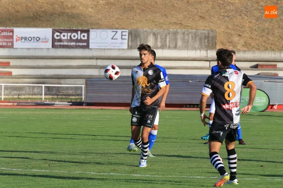 Foto 7 - Unionistas aterriza en Segunda B con victoria ante el Pontevedra (1-0)
