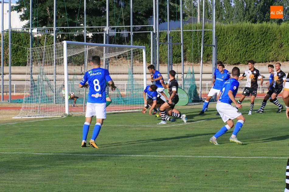 Foto 3 - Unionistas aterriza en Segunda B con victoria ante el Pontevedra (1-0)