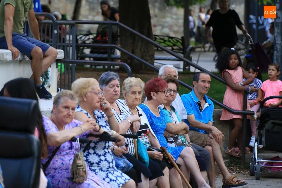 Foto 8 - Buen ambiente en el Parque Picasso para inaugurar las fiestas de Comuneros y Alto del Rollo