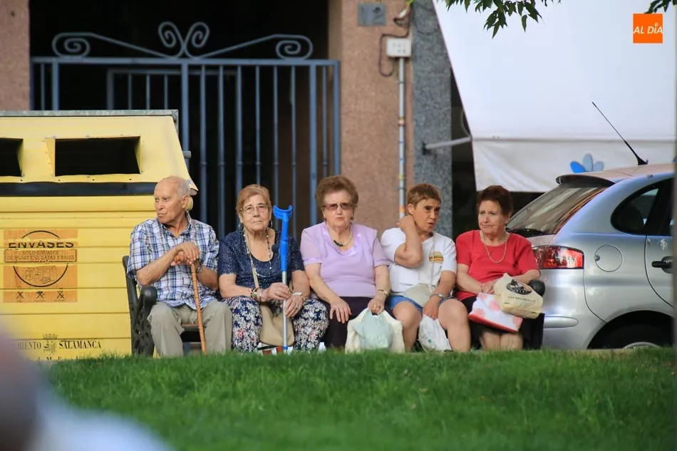 Foto 6 - Buen ambiente en el Parque Picasso para inaugurar las fiestas de Comuneros y Alto del Rollo