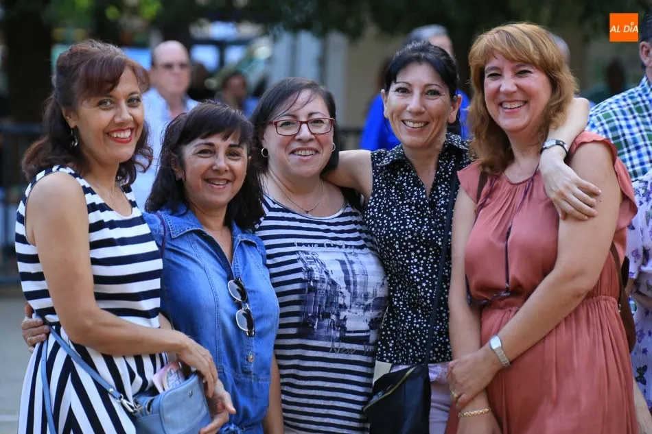 Foto 4 - Buen ambiente en el Parque Picasso para inaugurar las fiestas de Comuneros y Alto del Rollo