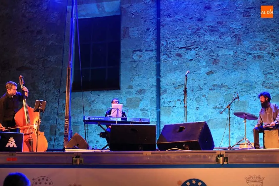 Foto 3 - Noche al ritmo del fado portugu&eacute;s y la voz de Mara