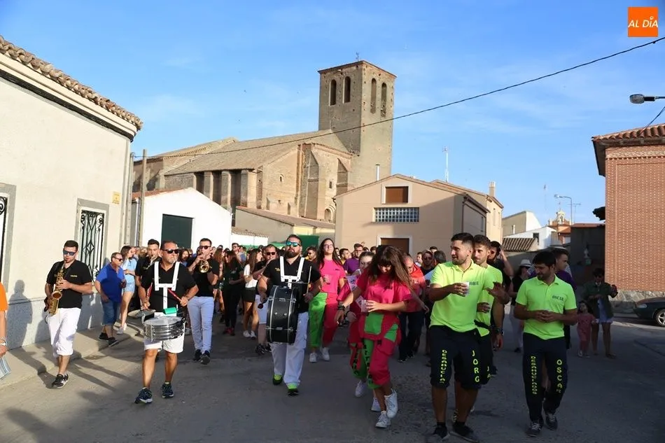 Foto 11 - Un multitudinario recorrido de pe&ntilde;as inicia las fiestas  