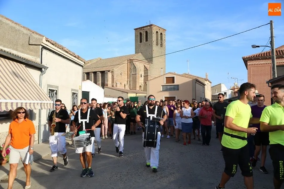 Foto 10 - Un multitudinario recorrido de pe&ntilde;as inicia las fiestas  