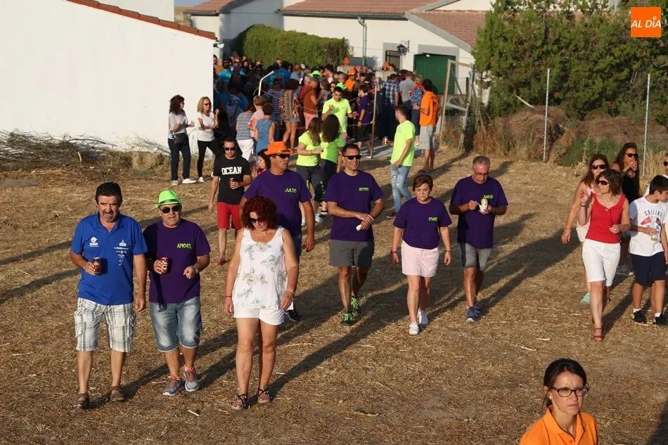 Foto 9 - Un multitudinario recorrido de pe&ntilde;as inicia las fiestas  