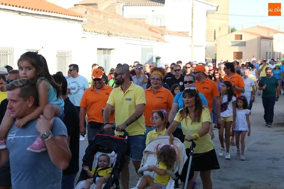 Foto 8 - Un multitudinario recorrido de pe&ntilde;as inicia las fiestas  