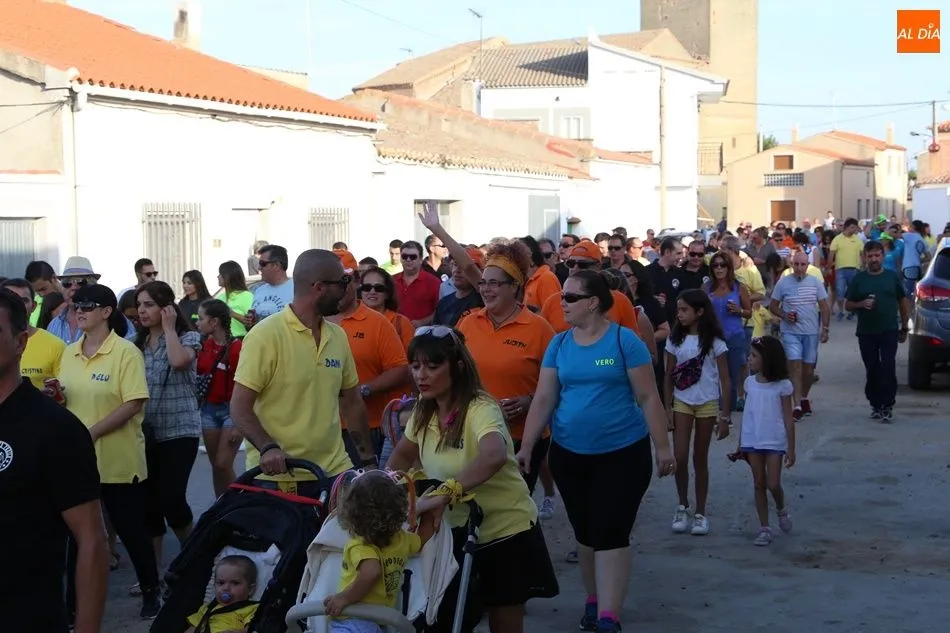 Foto 7 - Un multitudinario recorrido de pe&ntilde;as inicia las fiestas  