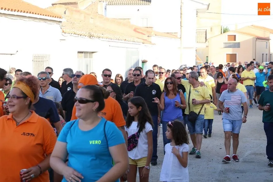Foto 6 - Un multitudinario recorrido de pe&ntilde;as inicia las fiestas  