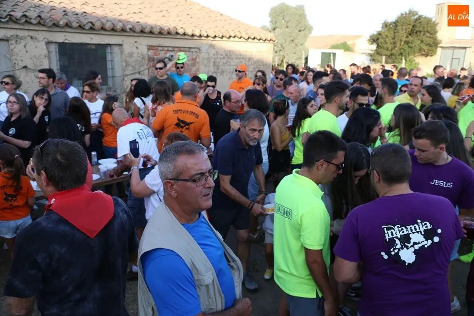 Foto 5 - Un multitudinario recorrido de pe&ntilde;as inicia las fiestas  