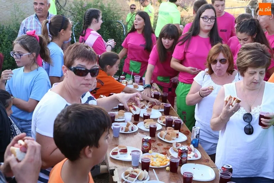 Foto 4 - Un multitudinario recorrido de pe&ntilde;as inicia las fiestas  