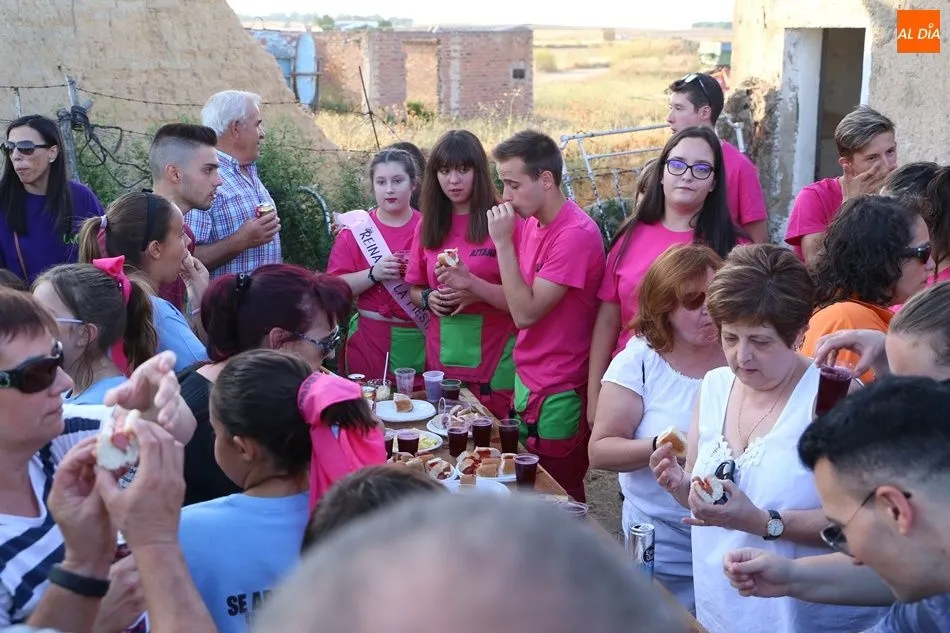 Foto 3 - Un multitudinario recorrido de pe&ntilde;as inicia las fiestas  