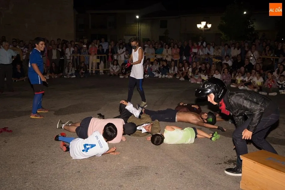 Foto 11 - El concurso de disfraces anima la noche