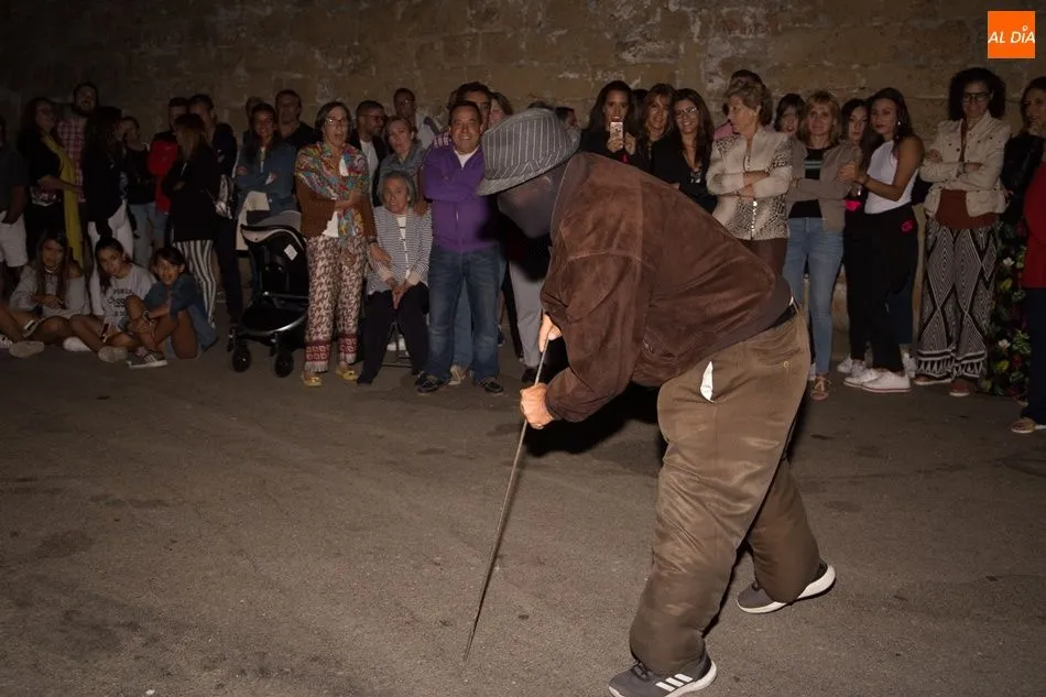 Foto 10 - El concurso de disfraces anima la noche