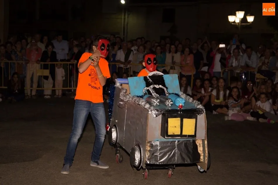 Foto 8 - El concurso de disfraces anima la noche