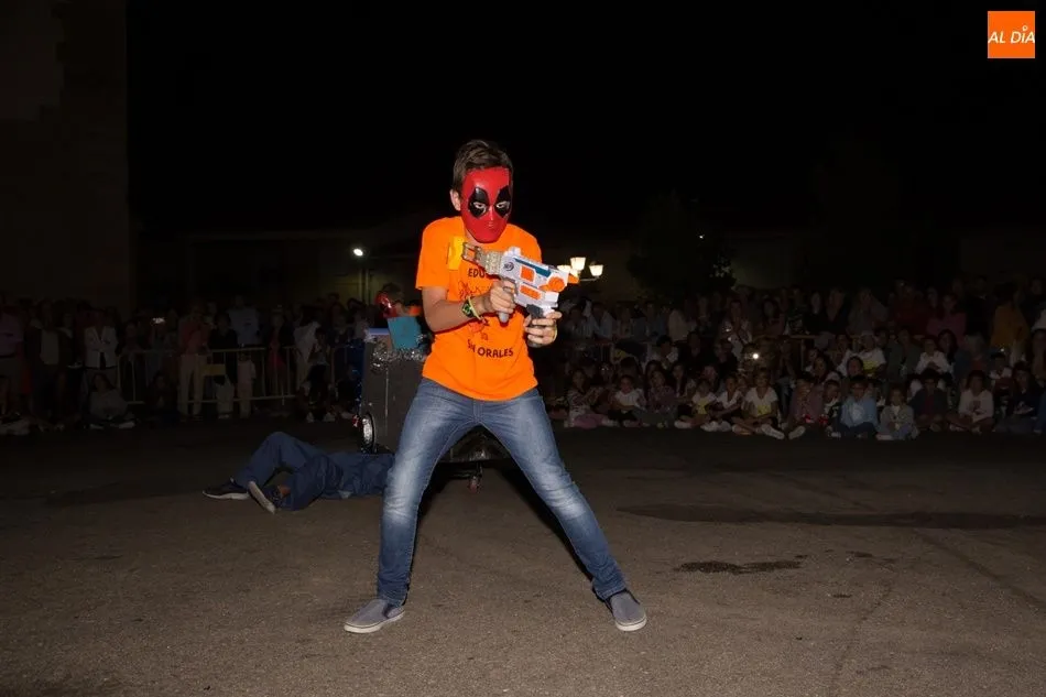 Foto 6 - El concurso de disfraces anima la noche