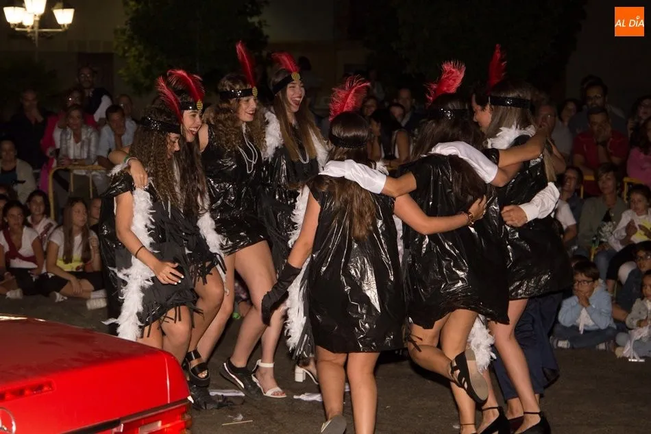 Foto 2 - El concurso de disfraces anima la noche
