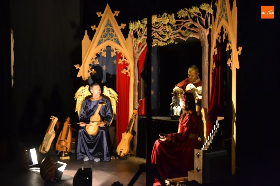 Foto 4 - Los humanos y las marionetas comparten escenario en la despedida del Teatro y de la Sala Esmark  