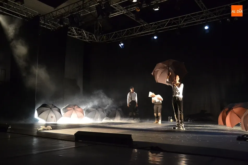 Foto 8 - Divertid&iacute;sima versi&oacute;n de la historia de las apariciones de F&aacute;tima a cargo de Perip&eacute;cia Teatro  