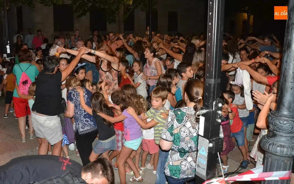 Familias enteras bailan en la verbena de los Titiriteros de Binéfar  