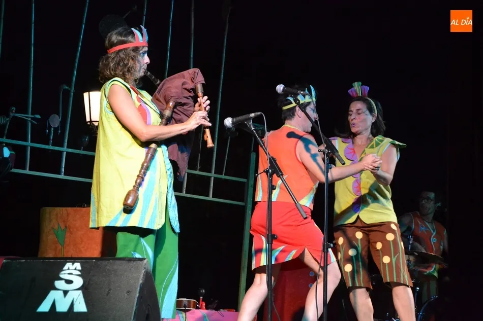 Foto 10 - Familias enteras bailan en la verbena de los Titiriteros de Bin&eacute;far  