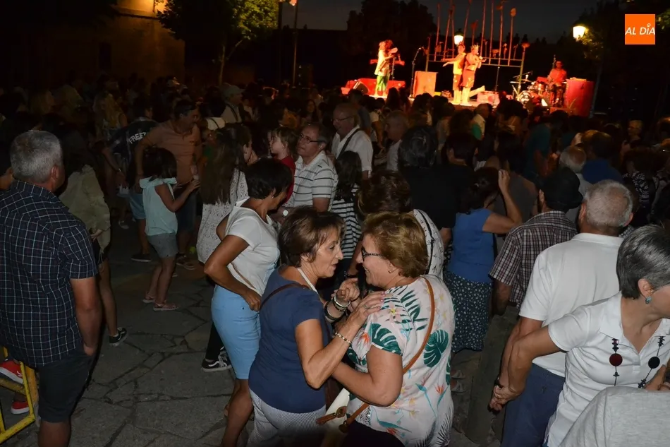 Foto 7 - Familias enteras bailan en la verbena de los Titiriteros de Bin&eacute;far  