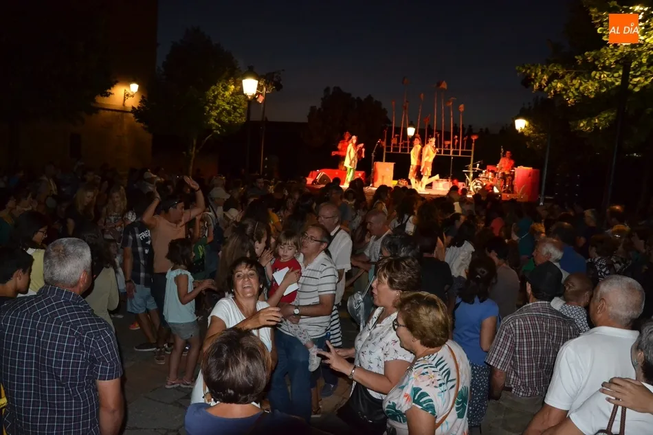 Foto 8 - Familias enteras bailan en la verbena de los Titiriteros de Bin&eacute;far  