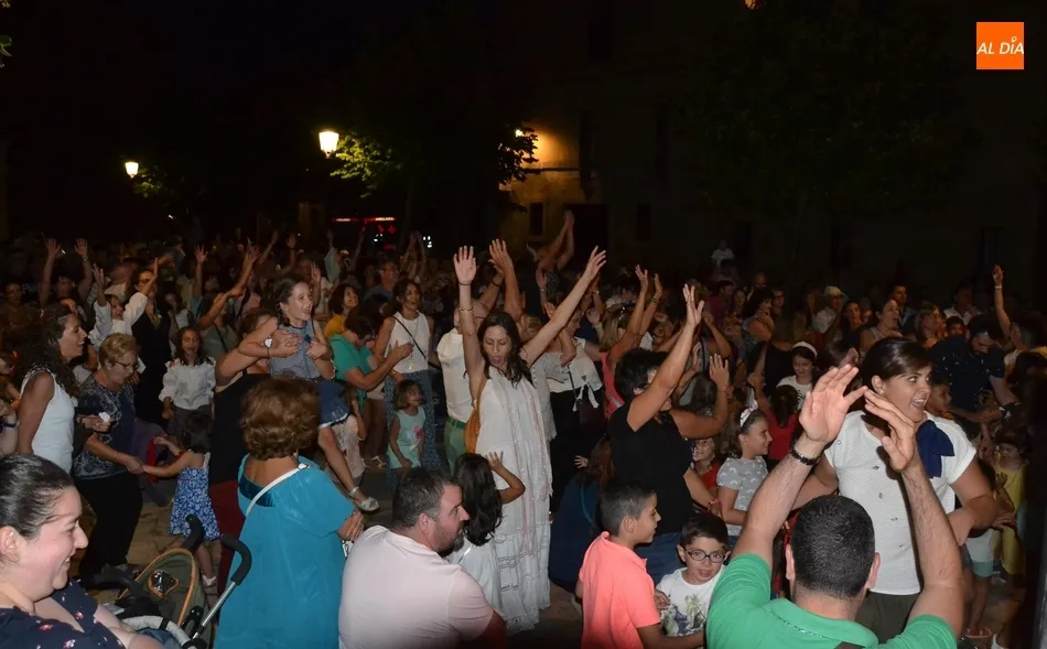 Foto 6 - Familias enteras bailan en la verbena de los Titiriteros de Bin&eacute;far  