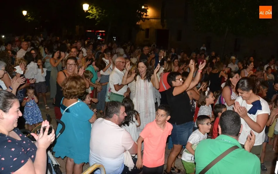 Foto 5 - Familias enteras bailan en la verbena de los Titiriteros de Bin&eacute;far  