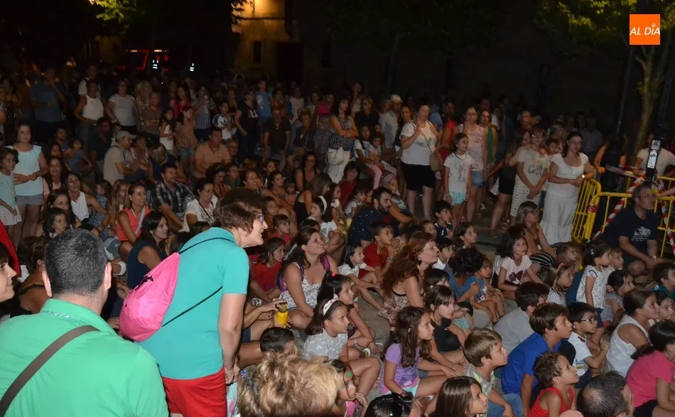 Foto 2 - Familias enteras bailan en la verbena de los Titiriteros de Bin&eacute;far  