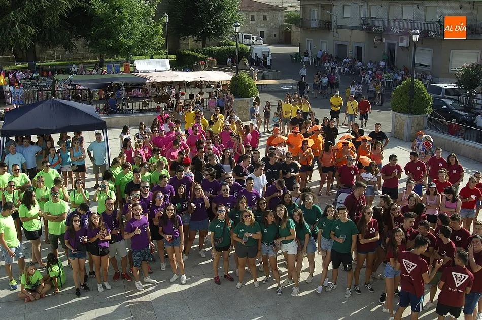 Mosaico de peñistas en la Plaza | Fotos Adrián Martín